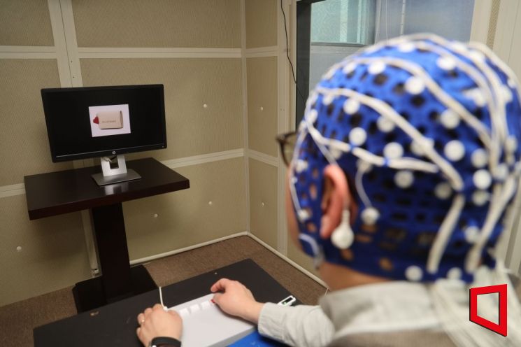 [범인잡는 심리분석]②'거짓말탐지기' 체험… 발가락에 힘줘도 못 피했다