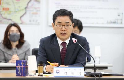 김창기 국세청장이 14일 구미국가산업단지를 찾아 '현장소통 간담회'를 열고 기업 대표들에게 수출 증진과 민간 활력 제고를 위한 세정지원 방안을 설명하고 있다.