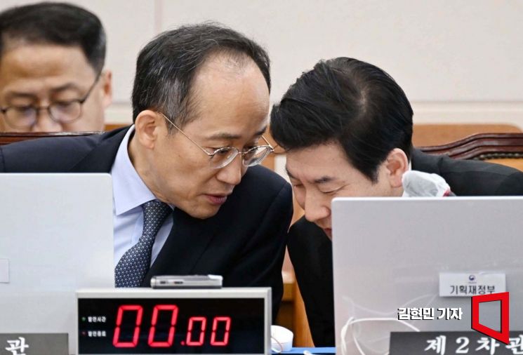 [포토] 최상대 차관과 귀엣말하는 추경호 부총리