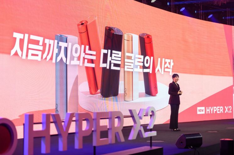 김은지 BAT로스만스가 대표가 14일 서울 중구 롯데호텔에서 열린 기자간담회에서 ‘글로 하이퍼 X2’를 소개하고 있다.