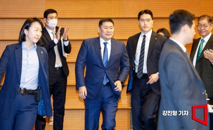 [포토]포럼장 들어서는 몽골 총리