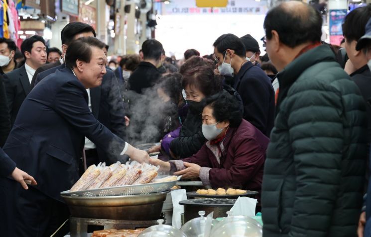 尹, 청주 전통시장서 "지역시장 활성화에 정부가 지원"(종합)