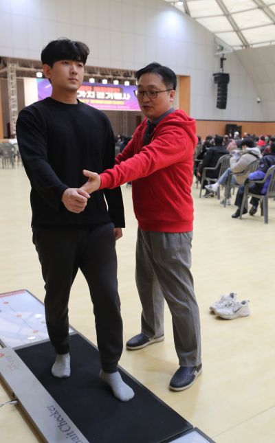 강성훈 물리치료사(오른쪽)가 한 참가자의 걸음걸이를 측정한 뒤 바르게 걷기의 중요성에 대해 설명하고 있다. /윤동주 기자 doso7@