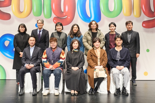 국립정동극장 '2023 정동시즌' 발표 기자간담회. 앞줄 가운데가 정성숙 대표. [사진제공 = 국립정동극장]