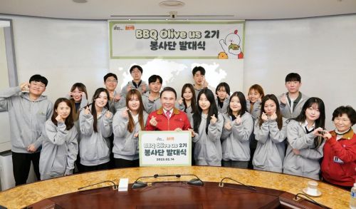 윤홍근 회장(앞줄 왼쪽 네 번째)과 올리버스 2기 대학생 봉사단이 14일 서울시 송파구 BBQ 본사에서 열린 발대식에서 기념촬영을 하고 있다. [사진제공=BBQ]