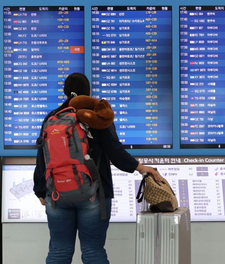 인천국제공항 1터미널 출국장에서 한 여행객이 출국 안내 전광판을 살펴보고 있다.[이미지출처=연합뉴스]