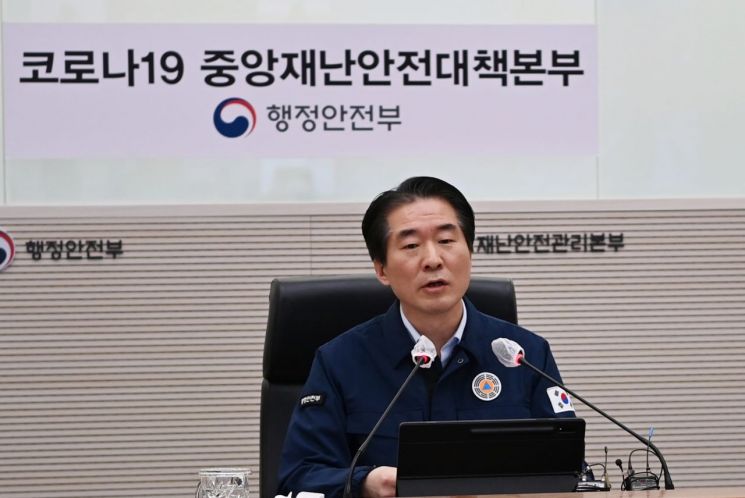 중대본 "코로나19 중증화율·치명률 소폭 증가… 추가 접종 당부"