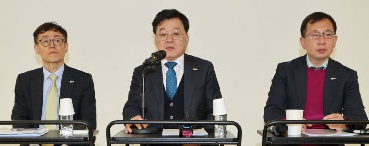 정만기 한국무역협회 부회장(가운데)이 15일 오전 서울 강남구 코엑스 스타트업브랜치에서 '최근 수출 부진 원인 진단과 대응 방향'을 브리핑하는 모습. 참석자는 왼쪽부터 장상식 무협 동향분석실장, 정만기 부회장, 조상현 국제무역통상연구원장.[이미지 출처=연합뉴스]
    scape@yna.co.kr
(끝)