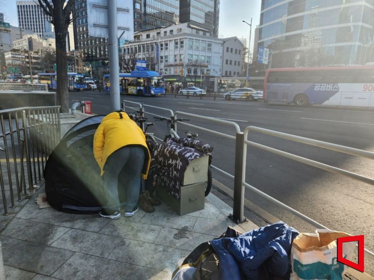 15일 오전 10시10분께 문민수 서울특별시립 다시서기종합지원센터 거리상담사가 서울역 인근의 한 노숙인 텐트에서 노숙인의 안부를 살피고 있다./사진= 최태원 기자 skking@