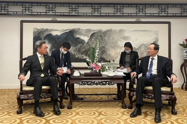 정재호 주중 한국대사(왼쪽)와 쑨웨이둥 중국 외교부 부부장(오른쪽)이 14일 베이징 중국 외교부에서 만나 대화하고 있다. (사진 출처=주중 한국대사관 홈페이지)