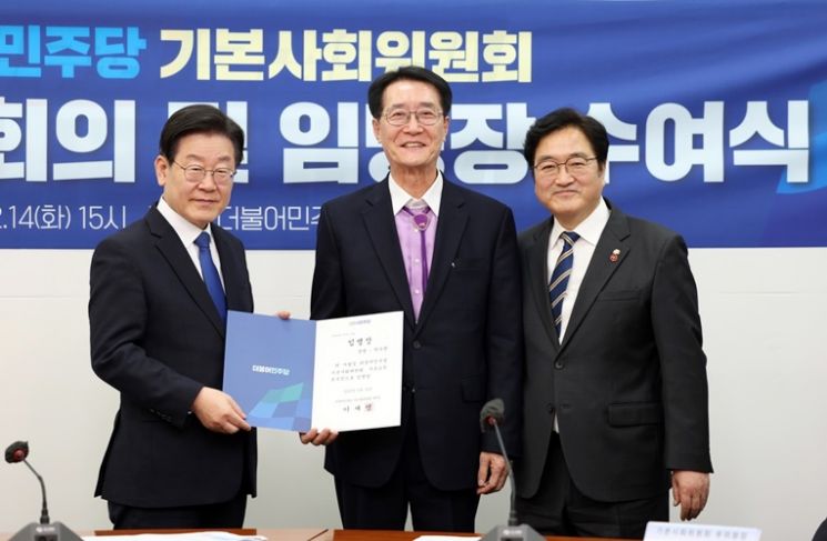 더불어민주당 이재명 대표가 (가운데)박우량 신안군수에게 임명장을 주고 있다. [사진제공=신안군]