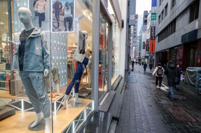 포근한 날씨가 이어지고 있는 16일 서울 명동의 한 의류매장 쇼윈도우에 봄옷이 진열돼 있다. 사진=강진형 기자aymsdream@
