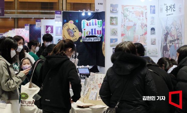 [포토] K-일러스트레이션페어 둘러보는 시민들