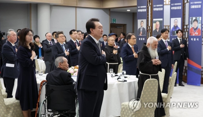 尹, 40년간 한센인 돌본 유의배 신부 등에 국민훈장 수여