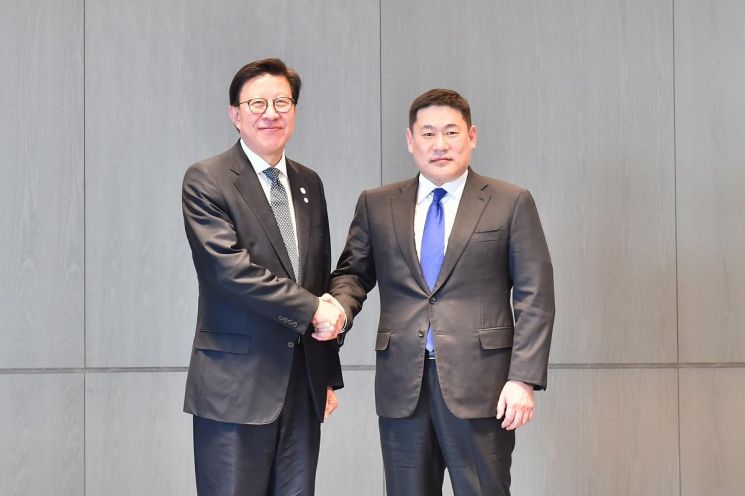 좌측부터 박형준 부산시장, 어용에르덴(OYUN-ERDENE) 몽골 총리.