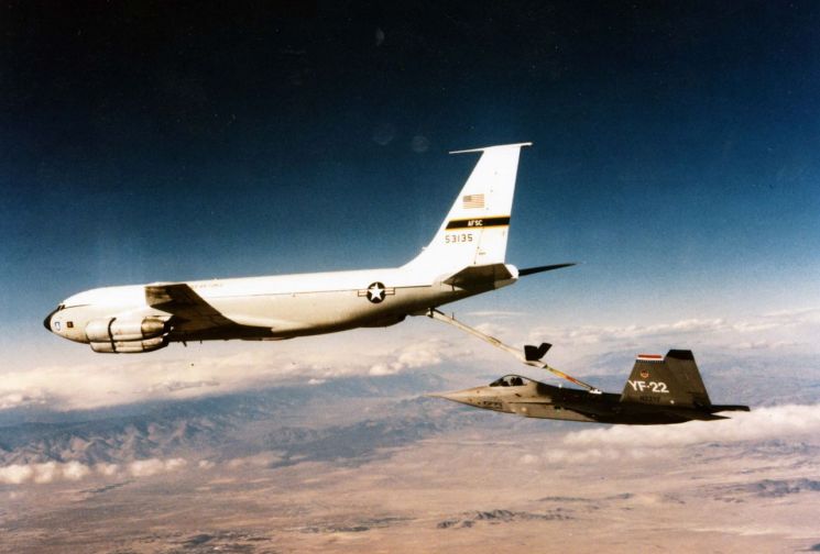 1990년 훈련 비행 도중 공중급유를 받고 있는 YF-22 전투기의 모습.[이미지출처= 미 공군 국립박물관(NMUSAF)]