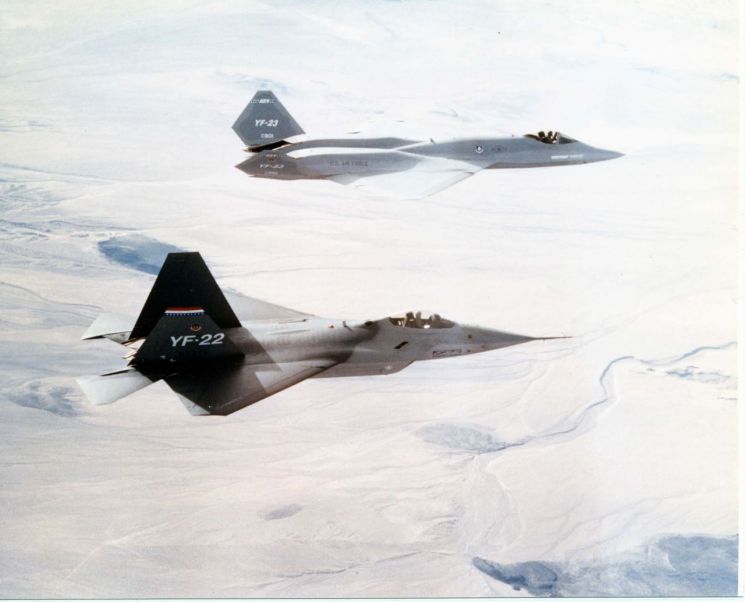 YF-22와 YF-23 전투기가 함께 공중훈련하는 모습.[이미지출처= 미 공군 국립박물관(NMUSAF)]