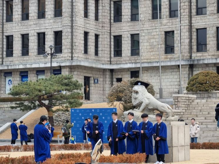 16일 오전 9시30분 한양대학교 서울캠퍼스. 졸업가운을 입은 학생들이 학위모를 쓴 사자 동상 앞에서 사진촬영을 하고 있다/사진=황서율 기자chestnut@