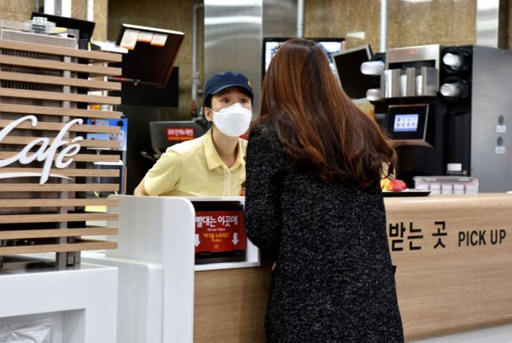 한 패스트푸드점에서 직원이 마스크를 착용하고 근무하고 있다. 사진은 기사 내용과 직접적인 관련 없음. / 사진=연합뉴스