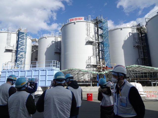 도쿄전력 관계자들이 지난 2일 후쿠시마 제1원자력발전소에서 외신 기자들에게 오염수 저장탱크를 설명하고 있다. 사진제공=연합뉴스
