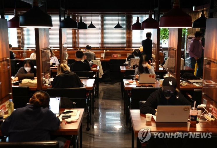 카페에서 공부하는 학생들. 사진출처=연합뉴스