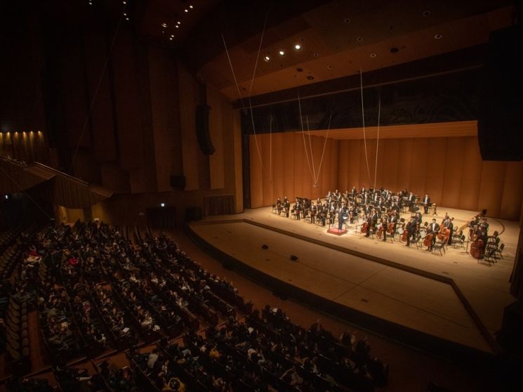 2019년 서울 여의도 KBS홀에서 열린 빛의소리 나눔콘서트에서 관객들이 MPO 단원들의 연주를 감상하고 있다. [사진제공=한미약품]