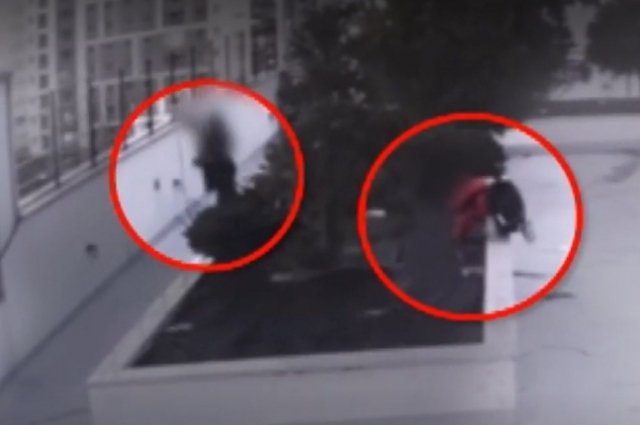 지난해 11월 경기 남양주의 한 5층짜리 건물 옥상에서 초등학생 2명이 벽돌을 아래로 던지고 있다. [사진출처=JTBC 방송화면 캡처]