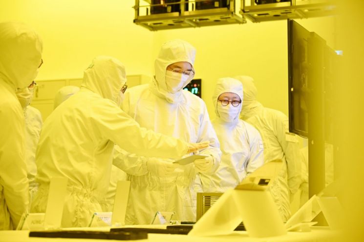 이재용 삼성전자 회장이 지난 17일 천안사업장에 방문해 생산 현황을 점검하는 모습.[사진제공=삼성전자]