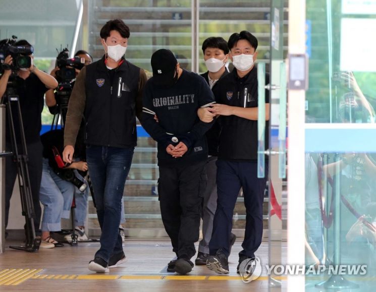 지난해 9월 2일 '대전 국민은행 강도살인' 사건 피고인 이정학이 포승줄에 묶인 채 대전 둔산경찰서를 나오고 있다.