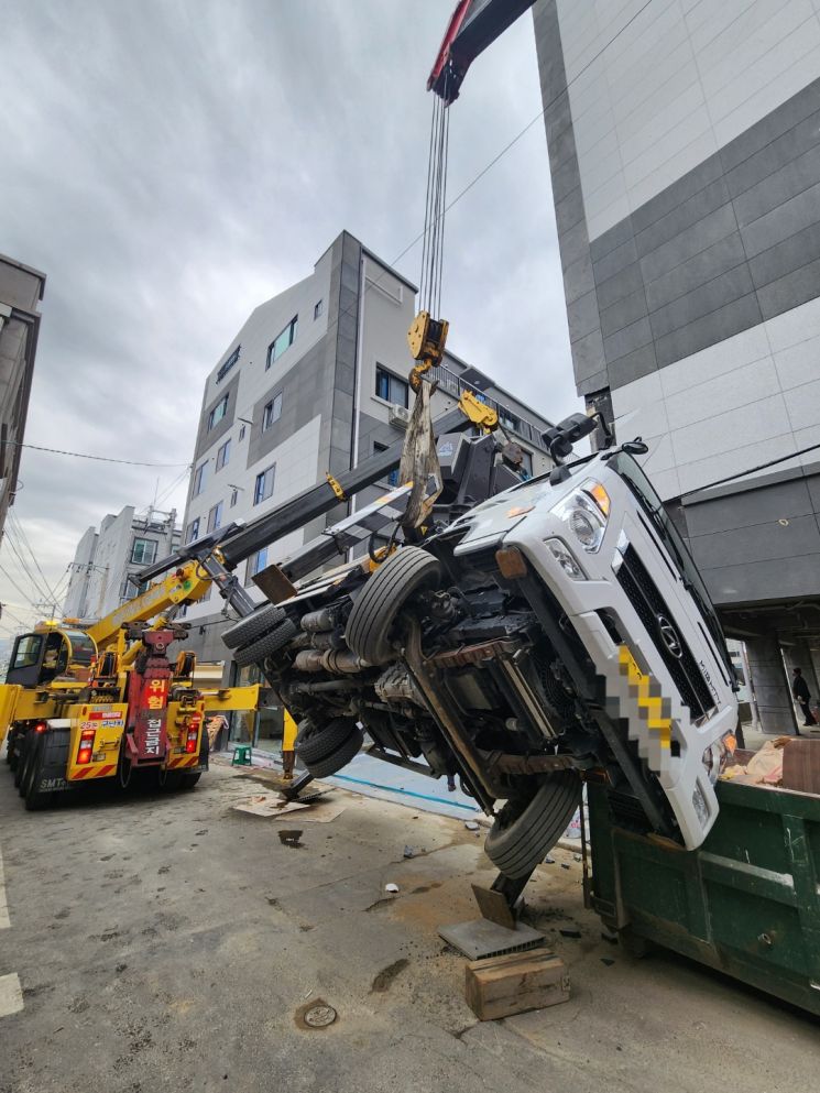 광주 원룸 건물서 5t 크레인 전도…인명피해 없어