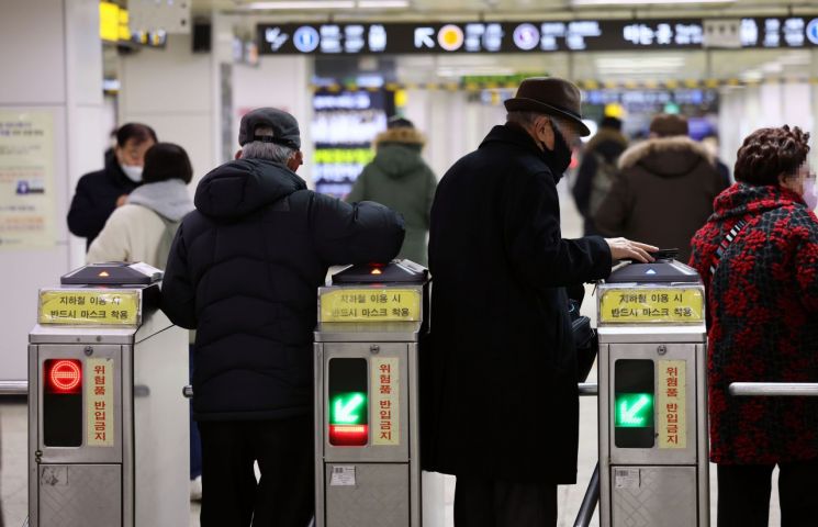 지난 6일 서울 지하철 종로3가역에서 노인이 개찰구를 통과하고 있다. [이미지출처=연합뉴스]