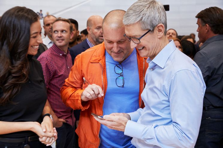팀 쿡 애플 최고경영자와 조니 아이브(왼쪽) 최고디자인 책임자가 함께 아이폰X를 들어보고 있다.