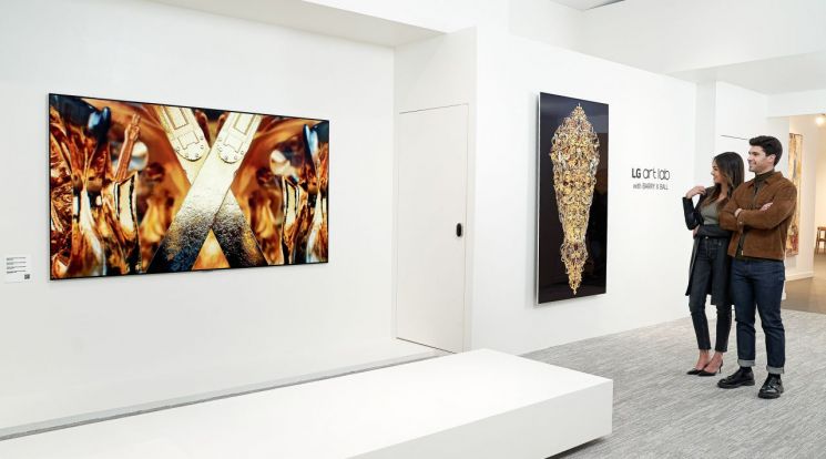 2023년형 LG 올레드 에보가 프리즈 LA서 선보인 NFT 작품들 / [사진제공=LG전자]