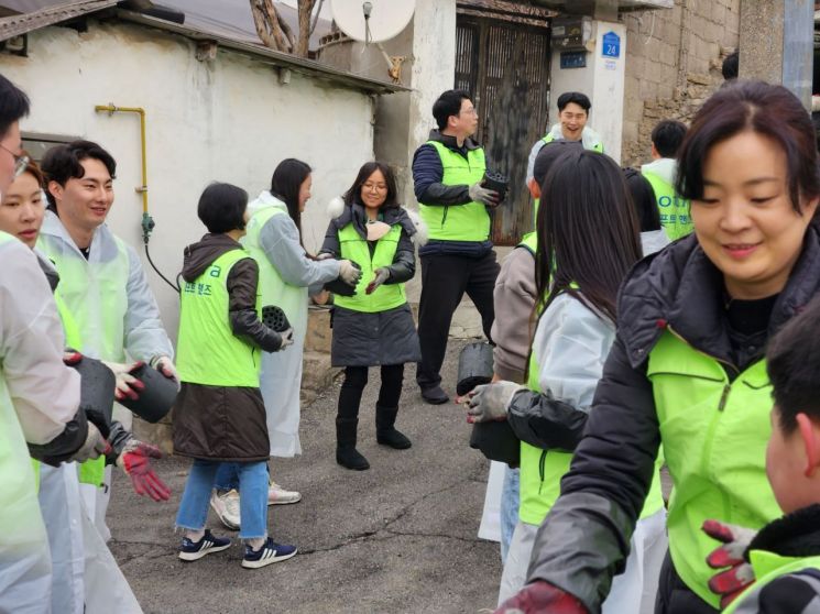 KOTRA가 지난 18일 서울 노원구 상계동 주민센터, 서울연탄은행과 함께 연탄 나르기 자원봉사를 하는 모습.[사진제공=KOTRA]