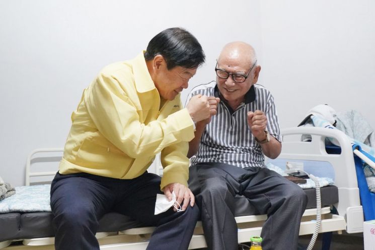이필형 동대문구청장(왼쪽)이 홀몸 어르신을 찾아 대화를 나누며 격려하고 있다.