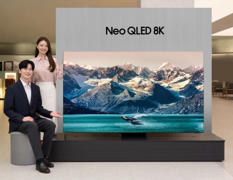 삼성전자 모델이 서울 대치동 삼성 디지털프라자 대치본점에서 2023형 Neo QLED 8K 85형 제품을 선보이는 모습.[사진제공=삼성전자]