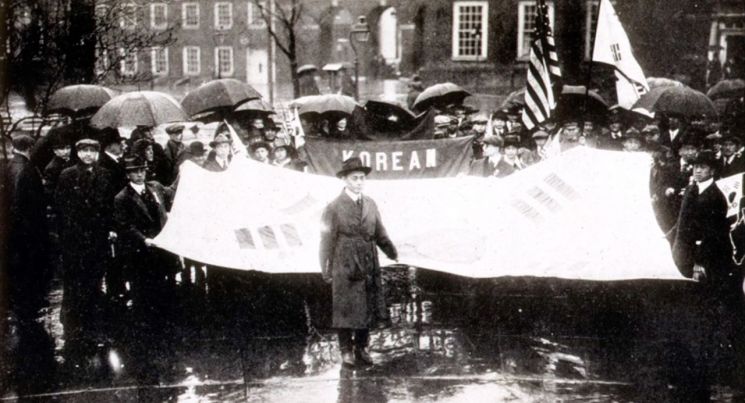 1919년 필라델피아에서 한인 총대표회의를 마친 참석자들의 행진 모습.