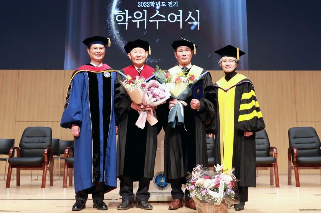 삼육대, 김명호 목사·정용복 시온금속 대표에 명예박사학위 수여