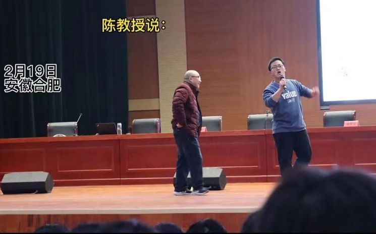 18일 중국 안후이성 루장중학교의 한 학생이 특강 중이던 천훙여우 교수의 마이크를 빼앗고 그의 주장을 반박하고 있다. [사진출처=연합뉴스]