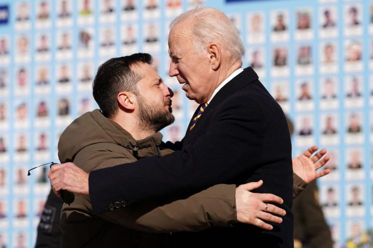 20일(현지시간) 우크라이나 수도 키이우의 전몰장병 추모의 벽 앞에서 조 바이든 미국 대통령(오른쪽)과 볼로디미르 젤렌스키 우크라이나 대통령(왼쪽)이 포옹하며 인사를 나누고 있다.=AFP·연합뉴스