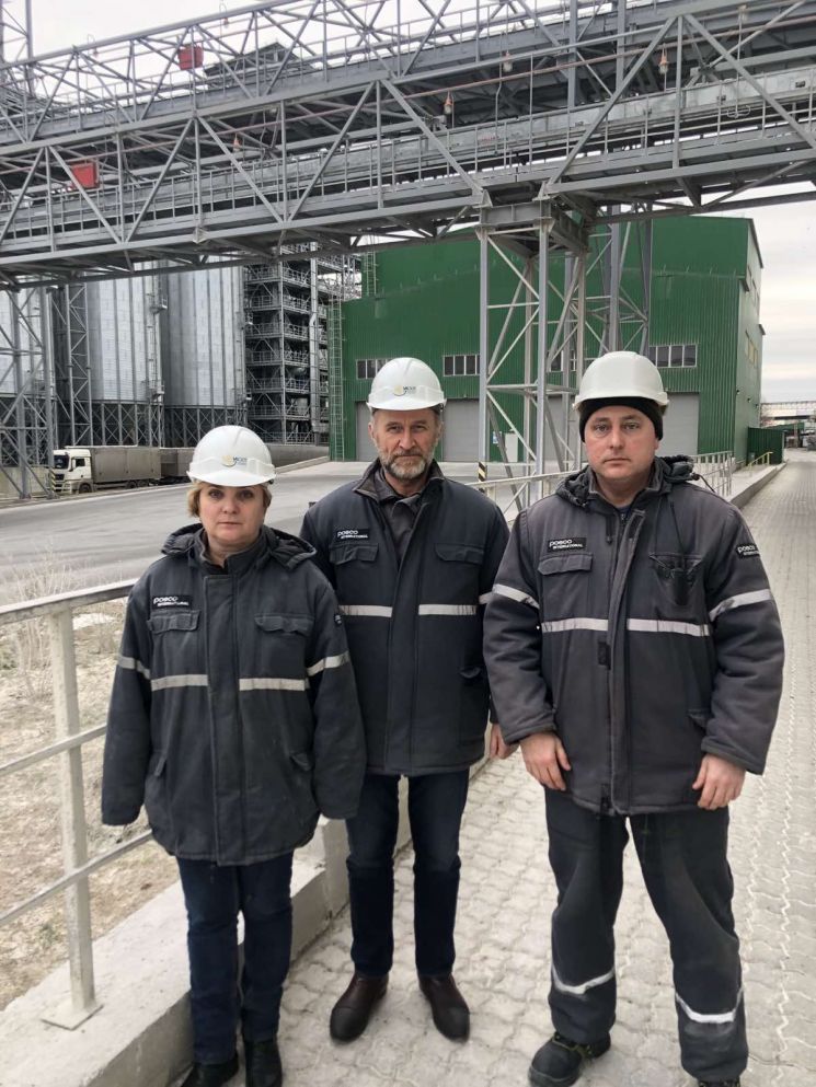 (가운데) 파벨 리닉 미콜라이우 곡물터미널 운영본부장이 직원들과 현장에서 사진을 찍고 있다. [사진제공=포스코인터내셔널]