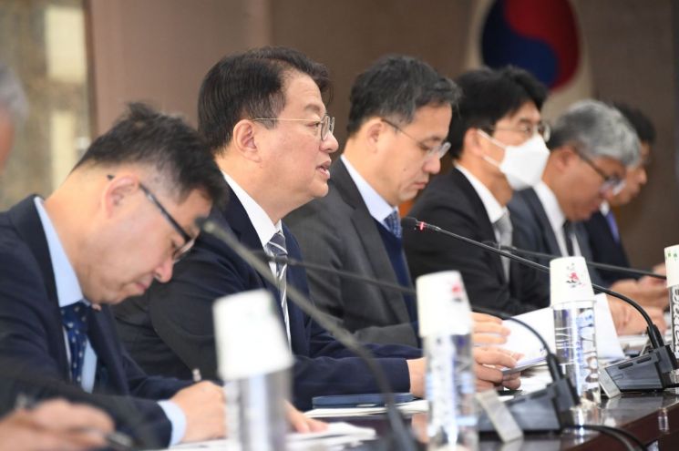 방기선 기획재정부 차관이 21일 서울 종로구 정부서울청사에서 열린 '제1차 민관합동 ESG 정책협의회'에서 모두발언을 하고 있다.