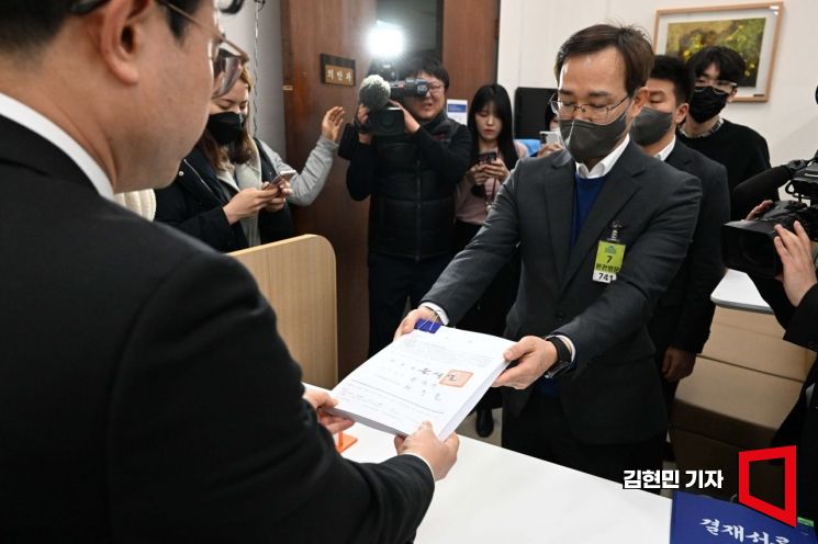 법무부 관계자가 21일 서울 여의도 국회 의안과에 이재명 더불어민주당 대표의 체포동의안 요청서를 제출하고 있다. 사진=김현민 기자 kimhyun81@