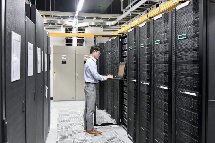 한전전력연구원이 대전 인터넷 데이터센터에서 디지털 플랫폼 운영을 위해 서버를 관리하고 있다.(사진제공=한국전력)