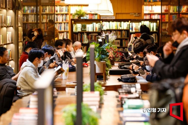 [포토]서점 찾아 독서하는 시민들