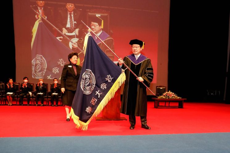 동서대학교 제10대 총장 취임식에서 장제국 총장이 교기를 흔들고 있다.