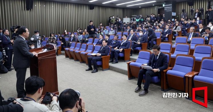 박홍근 더불어민주당 원내대표가 21일 서울 여의도 국회에서 열린 의원총회에서 발언하고 있다. 민주당은 이번 의원총회에서 검찰의 구속영장 청구에 따른 이 대표 체포동의안 처리 문제를 논의한다. 사진=김현민 기자 kimhyun81@