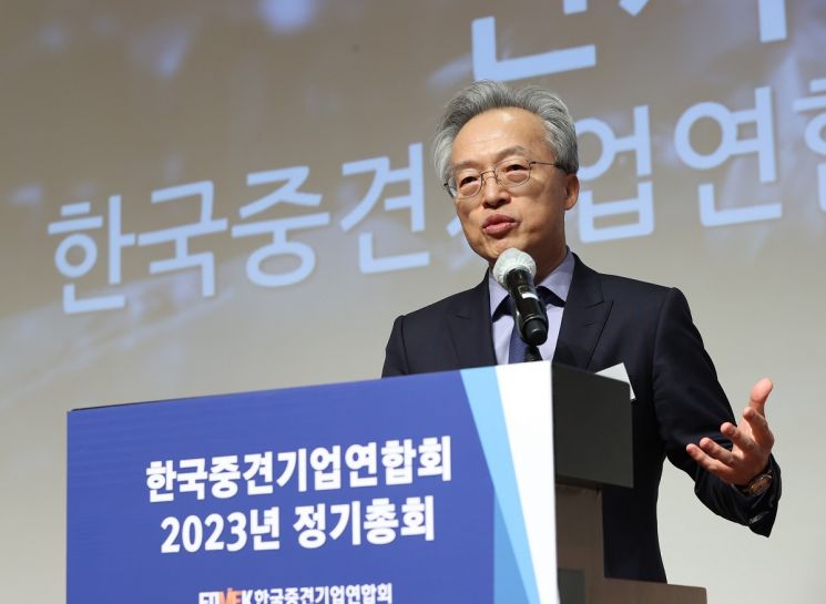 '2023년 한국중견기업연합회 정기총회'에서 최진식 회장이 개회사를 하고 있다. ?