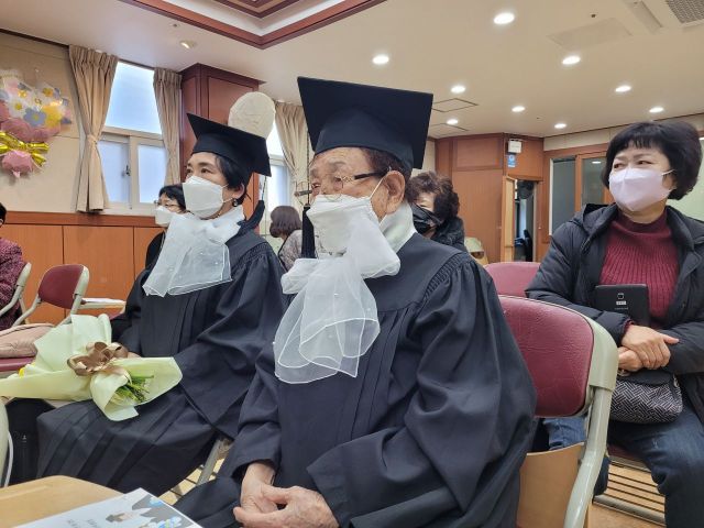 [르포]'폐암 3기·94세 고령도'…초·중학교 졸업장 받은 노인들