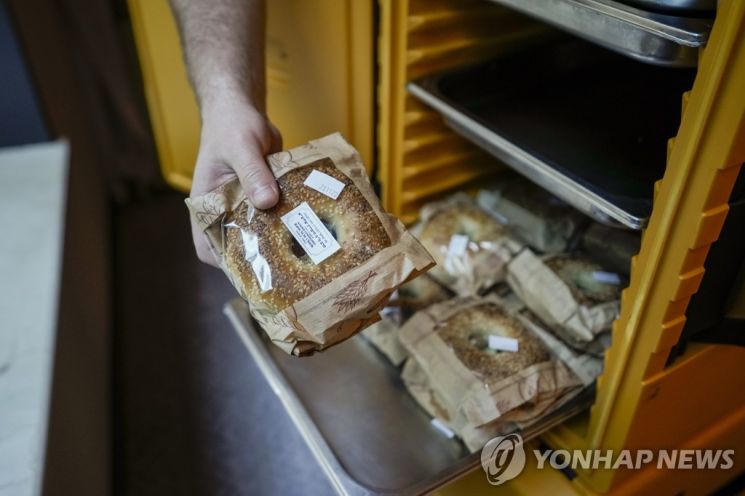 "양귀비씨 토핑 베이글은 먹지마"…미군 식단서 배제